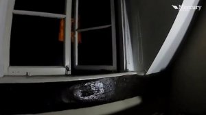 Жуткое видео: окно открывается само по себе