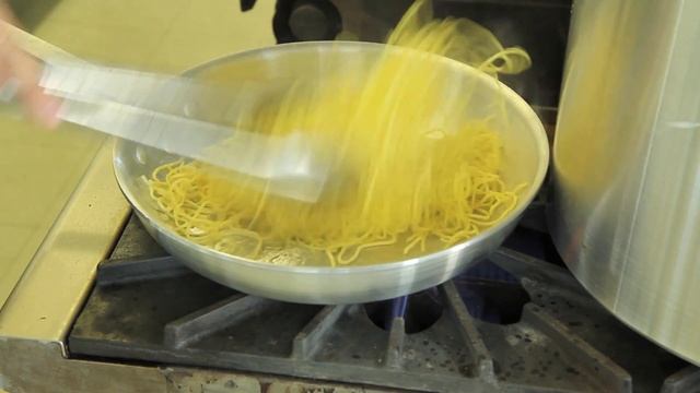 Honey Garlic Scallion Noodles смотреть онлайн