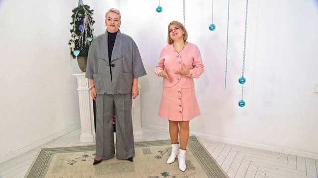 Брючный костюм Plus size. Показ готового изделия — женский жакет с воротником апаш и широкие брюки.