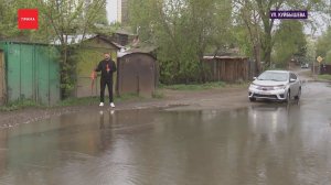 Асфальт размыло на Куйбышева из-за коммунальной аварии