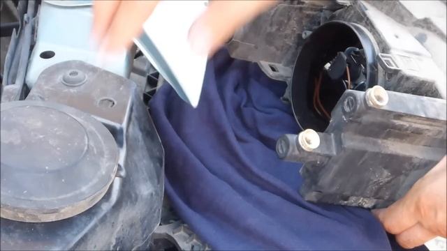 Changing headlight beam bulb H7 Skoda Octavia 2, audio: English смотреть онлайн