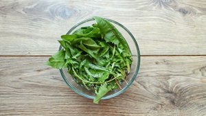 Салат из одуванчиков по-китайски