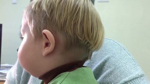 Как врач отоларинголог осматривает ребенка повторно. As an otolaryngologist examines a child.