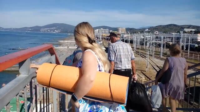 Обзор пляжа с пешеходного моста. Адлер. смотреть онлайн