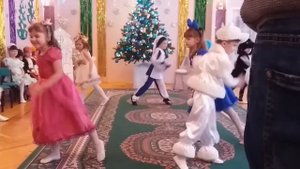 Танец кукол. Новогодний утренник в садике. ..