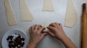 Круассаны из готового слоёного теста с шоколадом.