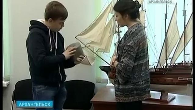 Родственнице погибшего солдата вручили именной походный котелок смотреть онлайн