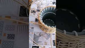 Объёмная коса на кашпо из ротанга.