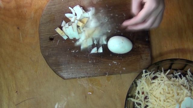 Салат Нежность с помидорами, сыром и копченым мясом