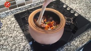 Глиняный горшок на плите