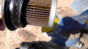 распиливаем топливный фильтр и смотрим как он забился