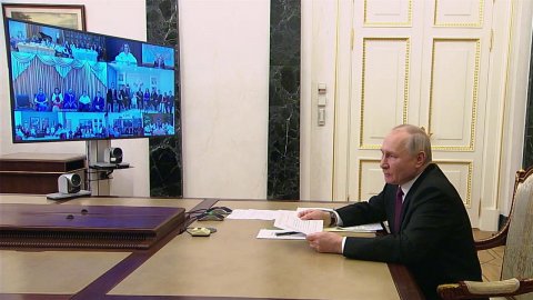 Владимир Путин по видеосвязи встретился с семьями, награжденными орденом "Родительская слава"