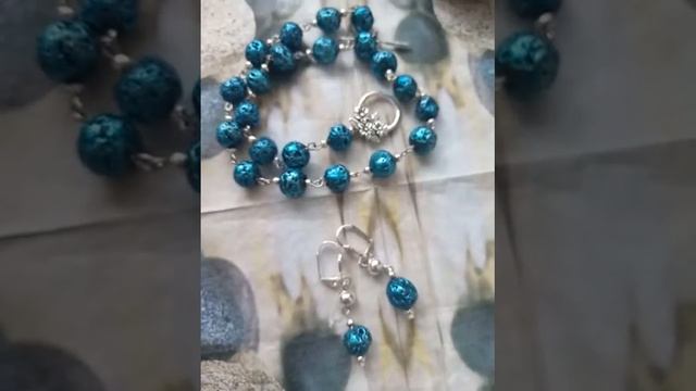 комплект украшений из подкрашенной вулканической лавы смотреть онлайн