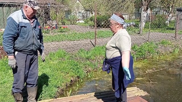 Майские хлопоты. Работа на даче у мамы. Борьба с медведкой. Постройка мостика. #весенниеработы#