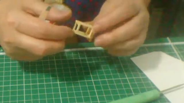 Миниатюрный фонарик из спичек и картона.