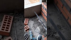 Кладка кирпича. Внутренняя облицовка проходного балкона многоэтажного дома.