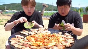 Китайцы едят на камеру ???