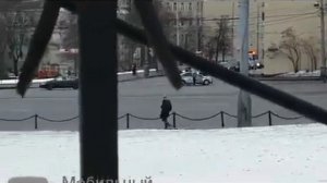 Неадекватный водитель ездил кругами по Боровицкой площади возле Кремля съёмка очевидца 18+