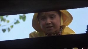 Пеннивайз из оно кусает мальчика за руку