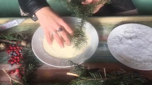 Как сделать снег на елочных ветках легко и просто