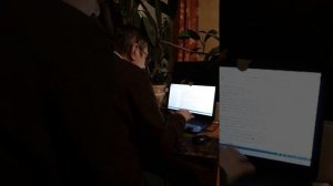 Писатель Папченко у компьютера. Рабочий момент