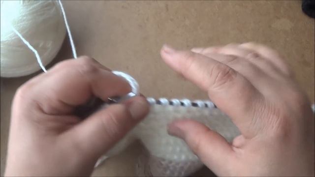 Вяжем простую шапочку спицами. hat knitting