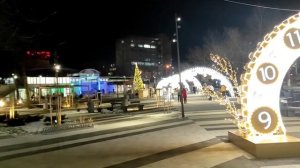 НОВОГОДНИЕ ОГНИ в столице Крыма. Мрачная площадь украшена к Новому году 2022. Крым 2021