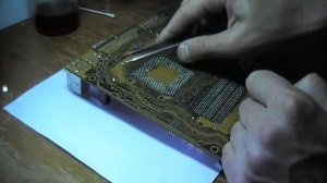 Как выпаять конденсаторы из компьютерной платы.