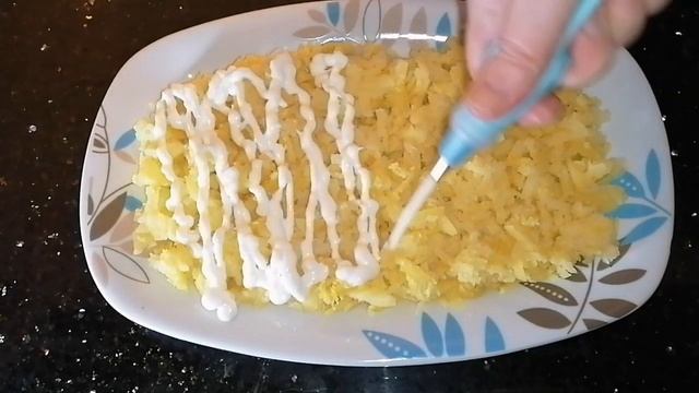 Очень вкусный и нежный СЛОЕНЫЙ САЛАТ "ИЗЮМИНКА" с курицей и грибами.