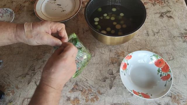 Малосольные огурцы в пакете.
