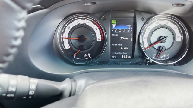 Toyota Hilux Invincible X Double Cab Pickup complete with Truckman Top, BedRug Liner & Tow bar смотреть онлайн