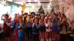 снег руками загребаем