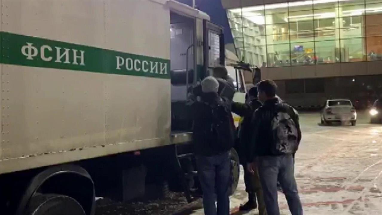 Уголовник, похитивший в Казани чемодан драгоценнос...другом конце планеты и выдан российским властям