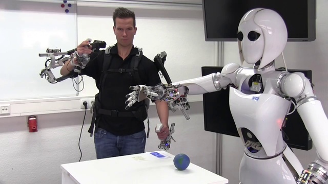 Какое устройство управляет всеми роботами. Человек управляющий роботом. Робот управляемый человеком. Робототехника управление роботом. Биотехнические роботы.