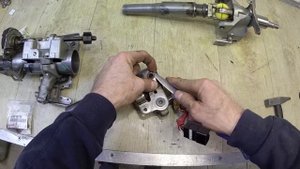 LEND CRUISER 100 СТУК В РУЛЕВОЙ КОЛОНКЕ