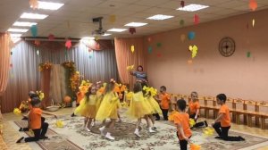 Вход на осенний утренник. Танец с осенними веточками. Подготовительная гр. N1 МАДОУ N56 (2022 г.)