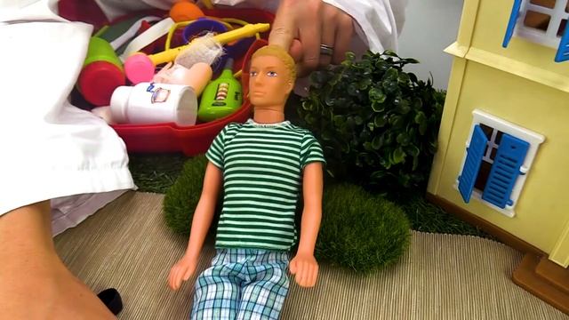 Барби и Кен на пляже. Головной убор своими руками. смотреть онлайн