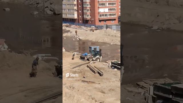 Погрузка газового баллона в Экскаватор погрузчик #Shorts #строитель  #гастарбайтер #строители