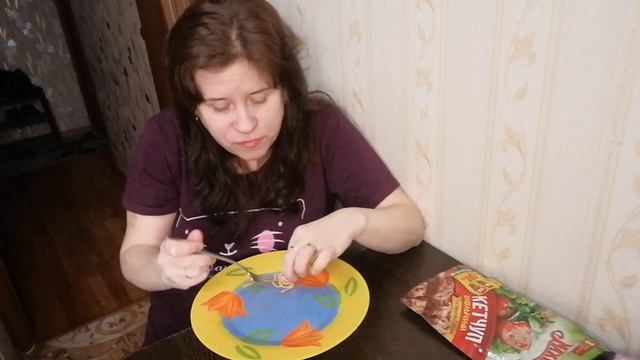 МУКБАНГ. Спагетти и котлетка сыром +Кетчуп. Рассказываю рецепт чесночного хлеба #емнакамеру