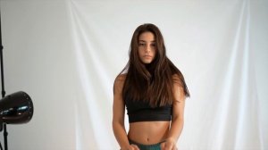 SONY ZEISS 35mm f1.4 SONY A7IV REVIEW | DIY Studio Sheet BACKDROP