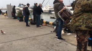 Сочи. Рыбаки в Морском порту. Рыбалка на кефаль.