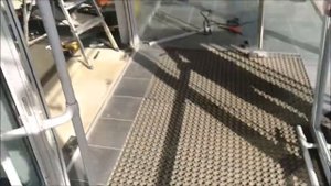 Ремонт петель маятникой входной двери из алюминиевого профиля и регулировка