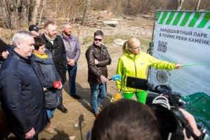 Андрей Травников в сапогах посетил первый затопляемый парк в России