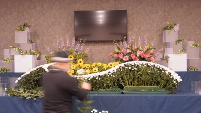 花祭壇の作り方 青森県西津軽郡鰺ヶ沢町 わさおの故郷にある葬儀社 長尾造花店の新ホールファミリーホール長尾で作る10尺（約300cm）の生花祭壇 смотреть онлайн