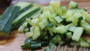 Салат с курицей и омлетом