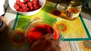 Сырое клубничное варенье с медом на зиму