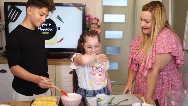 ? КРИС И МИКАЕЛА ГОТВЯТ ТИК ТОК РЕЦЕПТИ ? Живот със Синдром на Даун смотреть онлайн