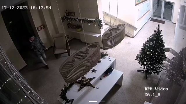 Украл елочные украшения из дома в Минск-мире смотреть онлайн