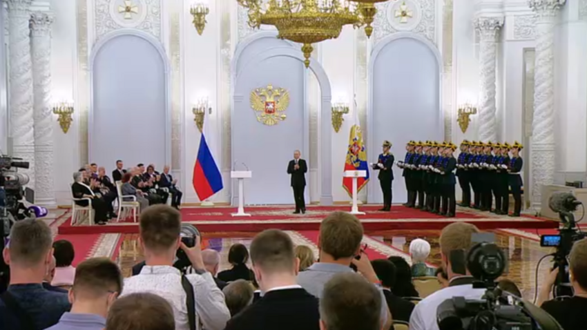 Награждение видео медалями. Награждение в Кремле героев. Вручение наград Путиным в Кремле.