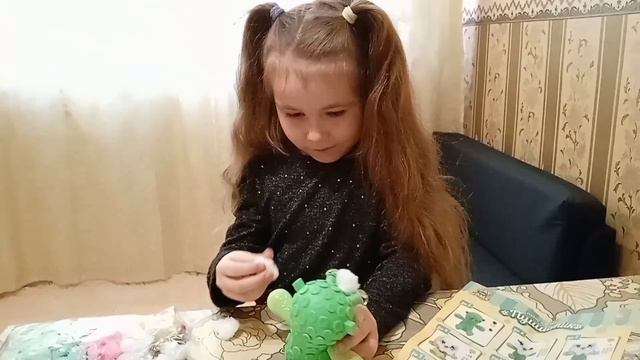 Пушистик. Делаем пушистика из набора для творчества .
